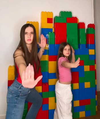 Aurora e Ludovica sono giovani cantanti italiane