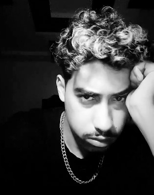 Yassine Saddok, known by his stage name Figoshin (or YA SHIN), was born in 2000 in Taza, Morocco. Figoshin is a Moroccan rapper