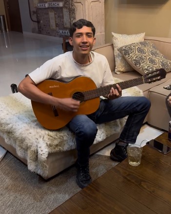 Luis Ernesto “Neton” Vega Carvajal, conocido como Neton Vega, es un joven y talentoso músico y compositor de La Paz, la capital del estado de Baja California Sur en México